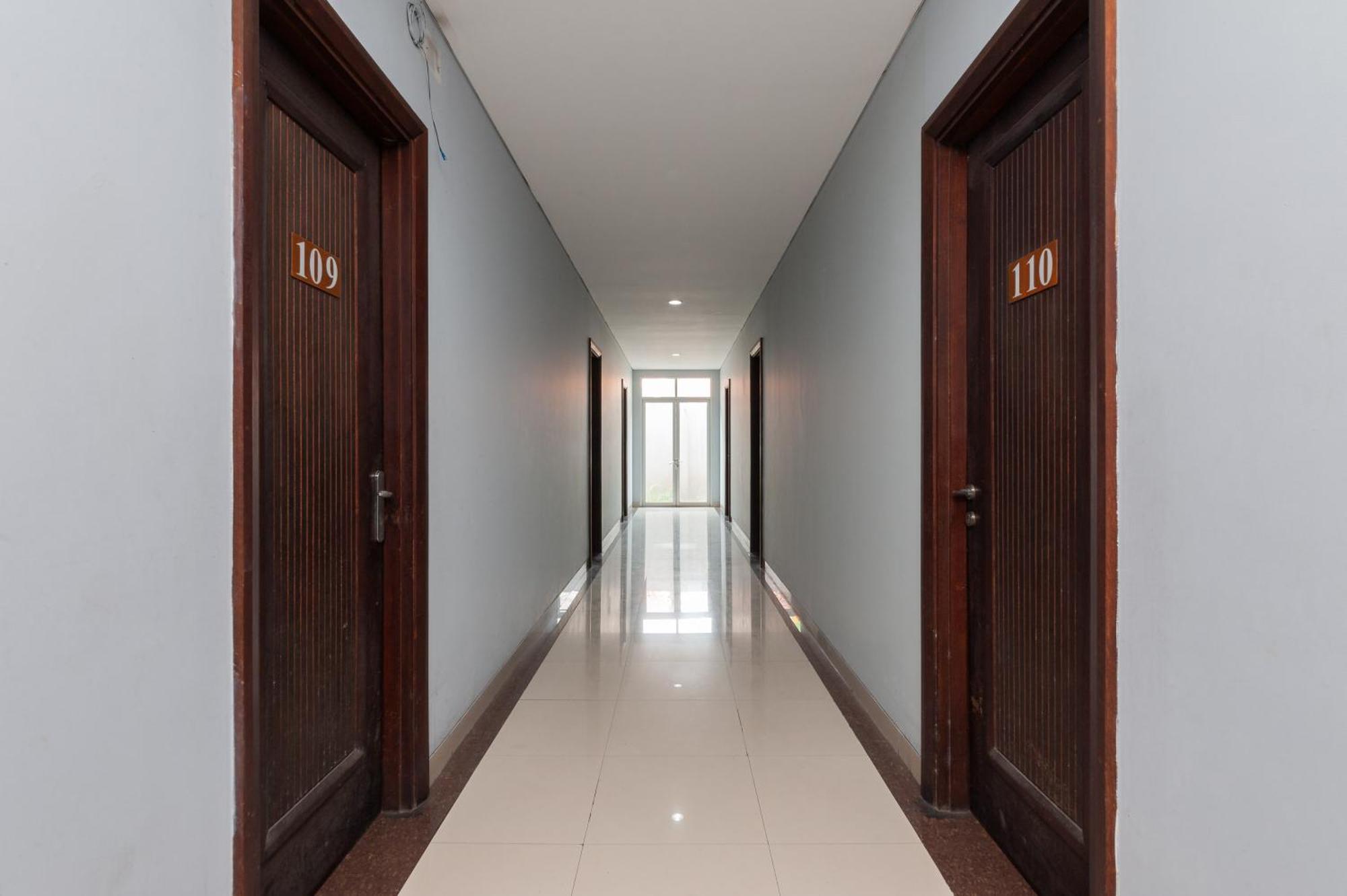 Reddoorz Plus Near Kelapa Dua Kebon Jeruk 자카르타 외부 사진