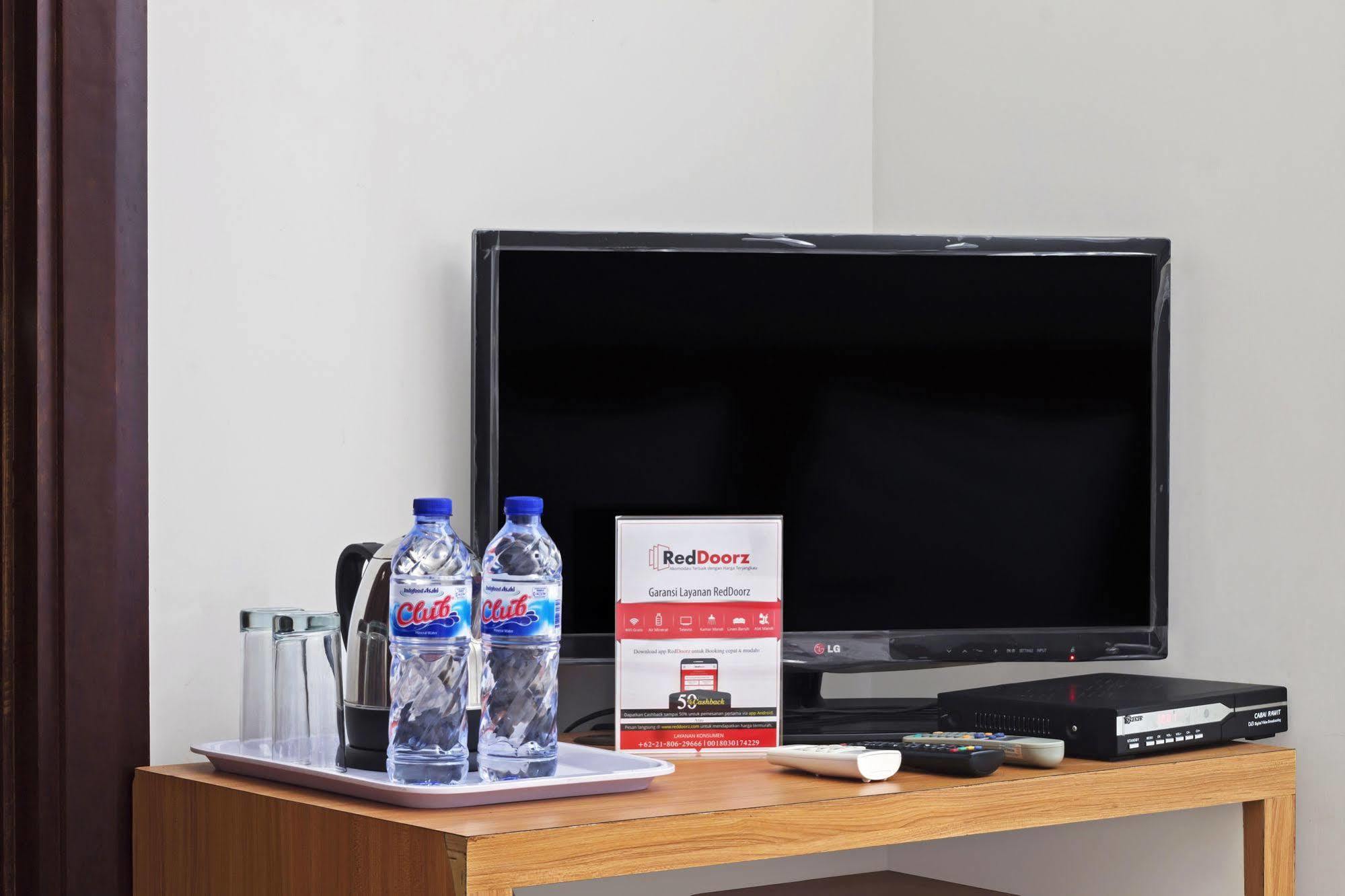 Reddoorz Plus Near Kelapa Dua Kebon Jeruk 자카르타 외부 사진